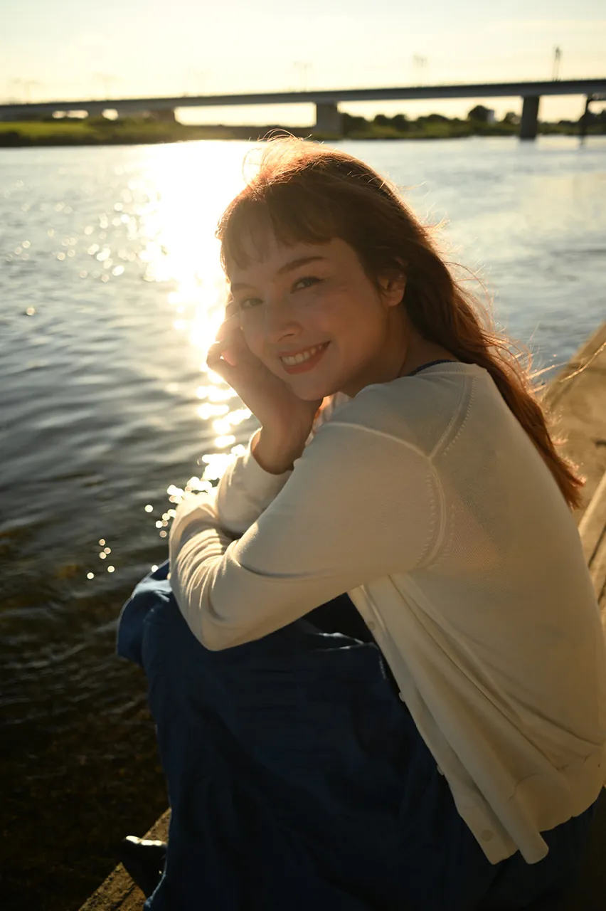 Official Nikon Z5IIC sample photo: bright daylight portrait at 1/1600 sec on 26mm f/2.8