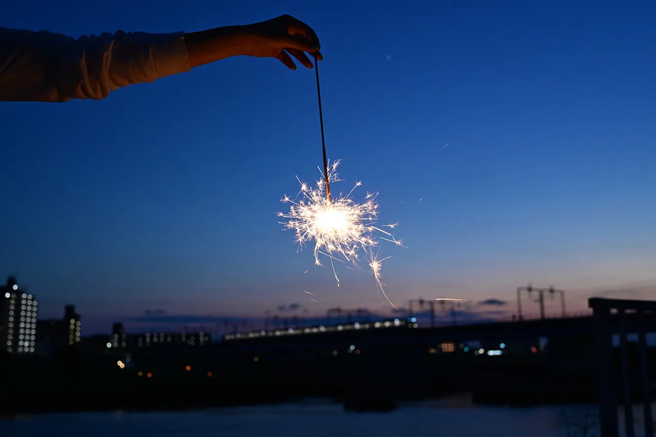 Official Nikon Z5IIC sample photo: twilight sparkler scene with 40mm f/2